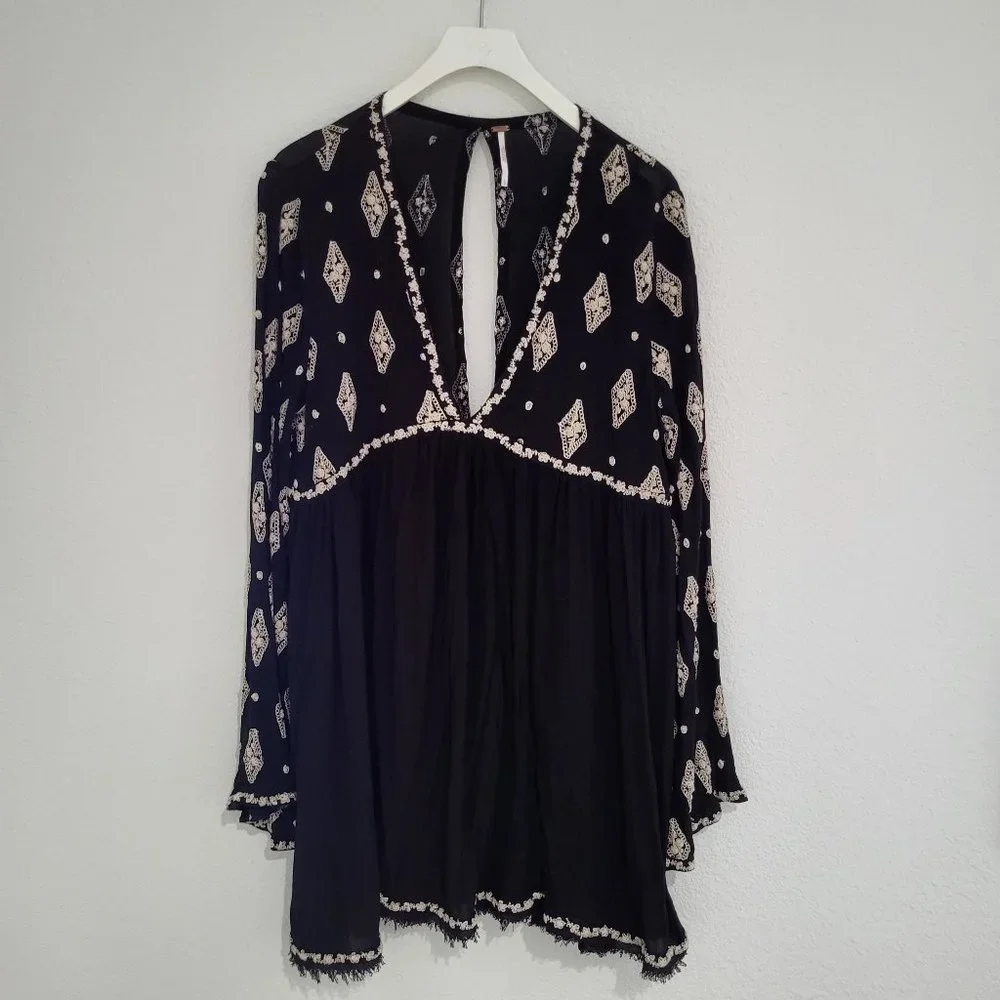 FREE PEOPLE Diamond Embroidered Bell Sleeve Top Black/White SZ L - Picture 2 of 10